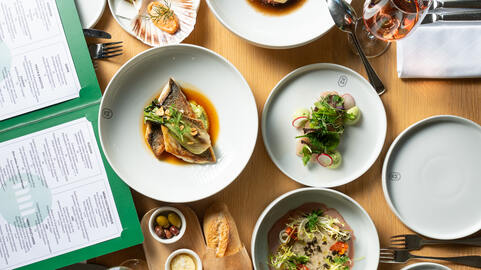 Mittagsessen für alle im Restaurant maximilian°s