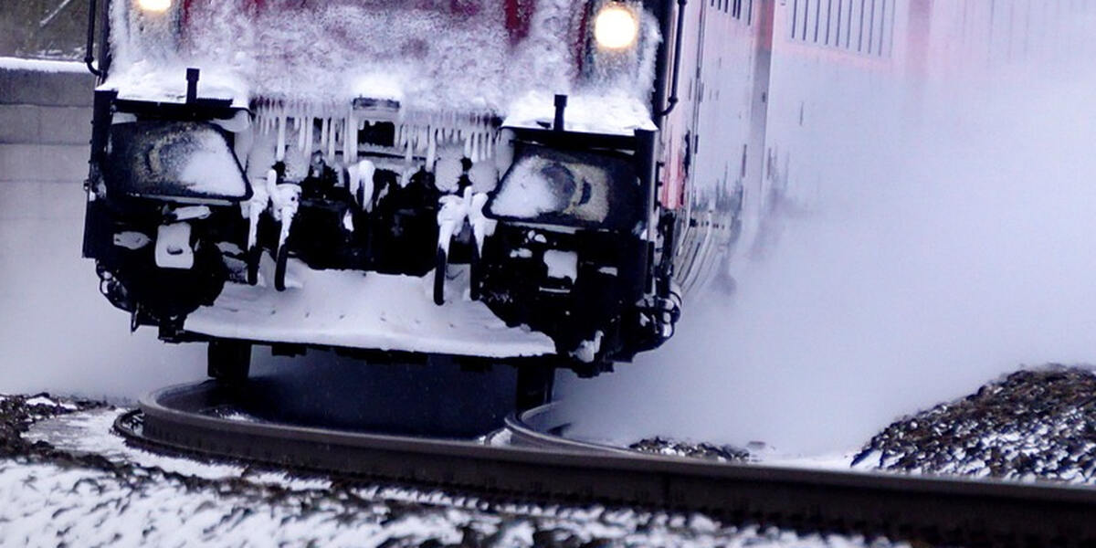 Blitzeis und Winterchaos im Großraum Augsburg legt Zugverkehr fast komplett lahm
