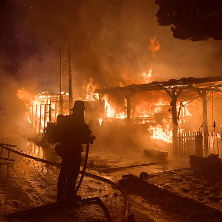 Feuer auf Augsburger Campingplatz - Wohnwagen fällt den Flammen zum Opfer