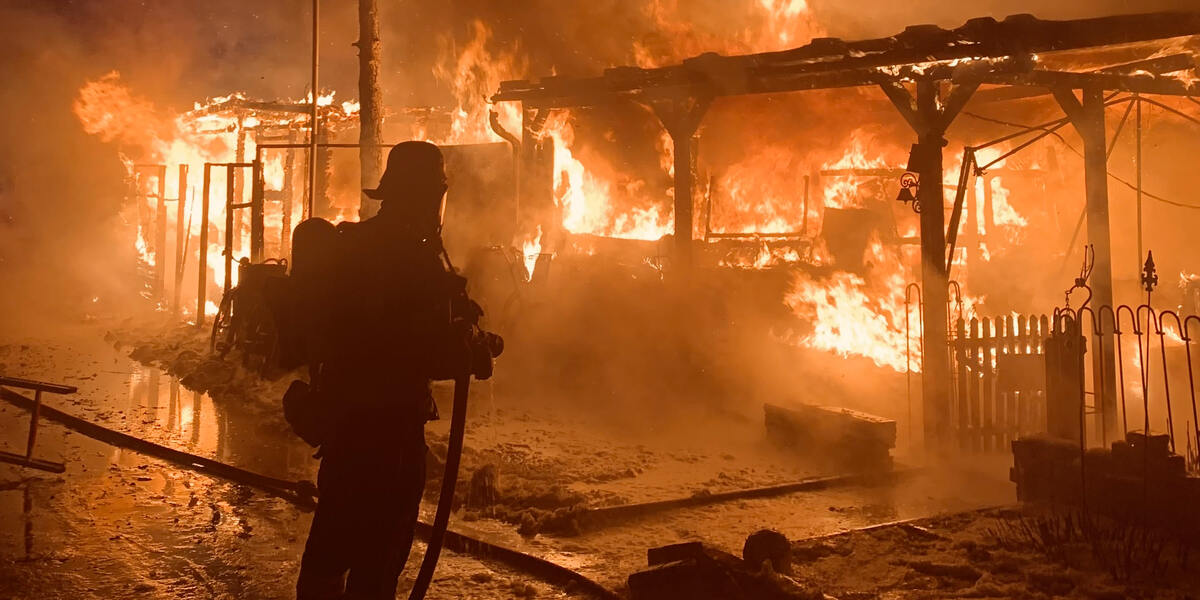 Feuer auf Augsburger Campingplatz - Wohnwagen fällt den Flammen zum Opfer