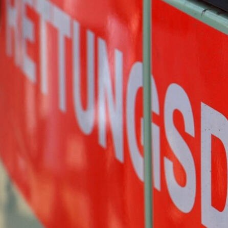 Ein Niesanfall mit heftigen Nachwehen - Autofahrer im Kreis Augsburg schiebt Pkw durch Zaun an Hausmauer