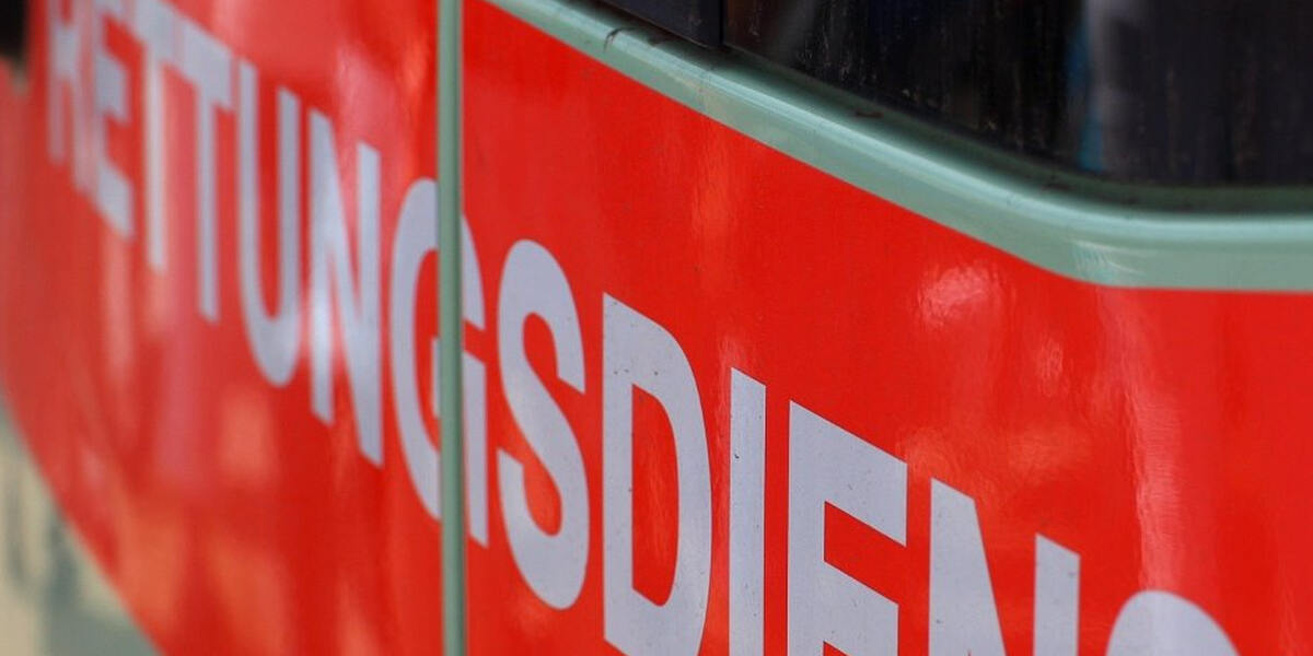 Ein Niesanfall mit heftigen Nachwehen - Autofahrer im Kreis Augsburg schiebt Pkw durch Zaun an Hausmauer