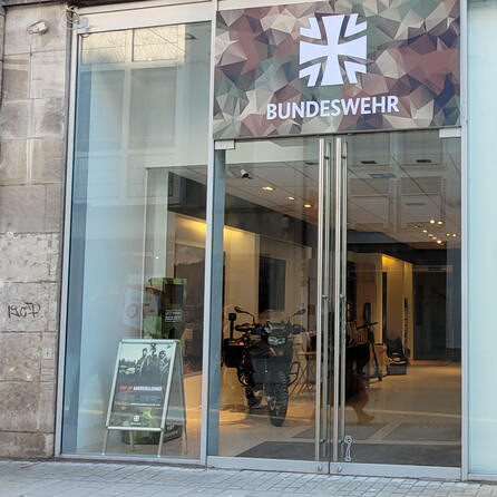 In der Augsburger Fußgängerzone rückt die Bundeswehr an