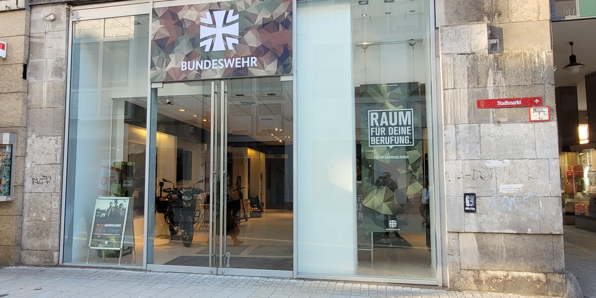 In der Augsburger Fußgängerzone rückt die Bundeswehr an