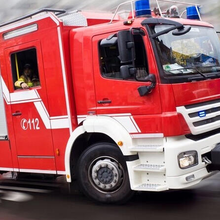 Feuerwehreinsatz in Gersthofen im Industriegebiet: Silo auf Fabrikgelände in Flammen 