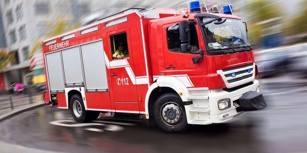 Feuerwehreinsatz in Gersthofen im Industriegebiet: Silo auf Fabrikgelände in Flammen