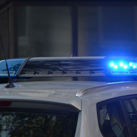 Blitzeranhänger in Königsbrunn stark beschädigt - Polizei sucht Zeugen
