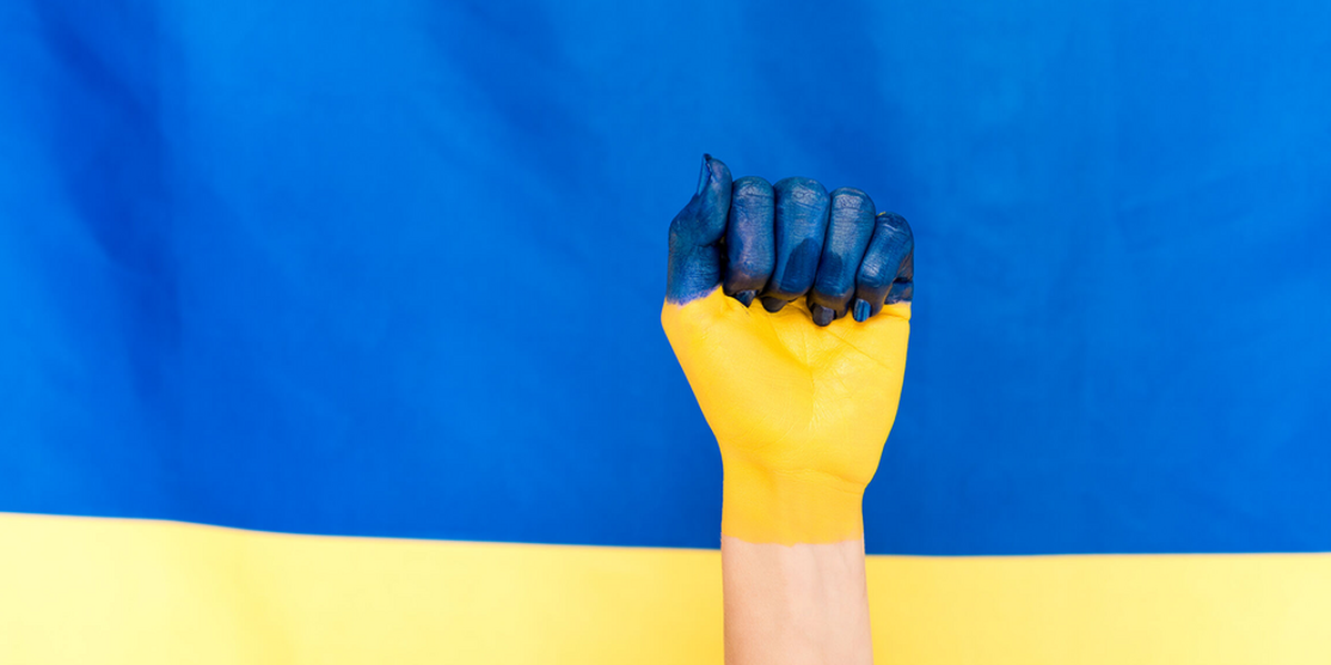 #LightWillWinOverDarkness: Friedensdemo in Augsburg zum Jahrestag des Ukrainekriegs