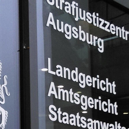 Züchtigung eines Mädches wegen religiösen Glaubens: Heute könnte in Augsburg das Urteil für einen Vater und Bruder fallen