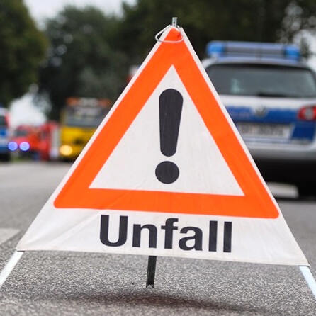 16-Jährige kippt mit ihrem Auto auf die Seite und verletzt zwei Jugendliche