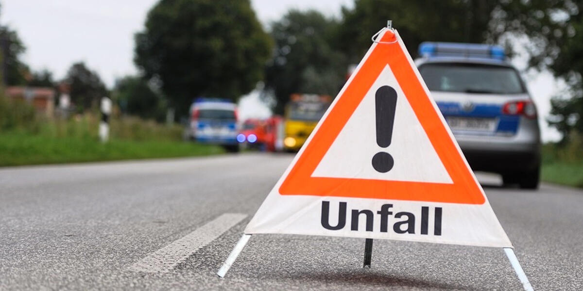 16-Jährige kippt mit ihrem Auto auf die Seite und verletzt zwei Jugendliche