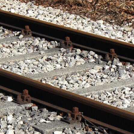 Frau von Zug der Riesbahn mitgeschleift