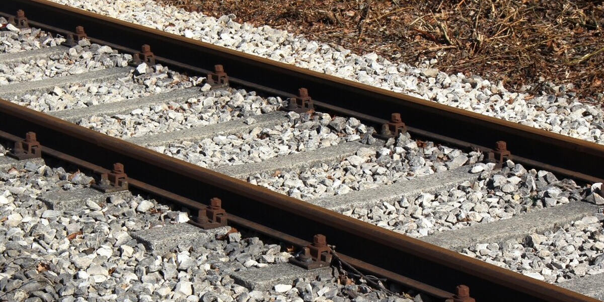 Frau von Zug der Riesbahn mitgeschleift