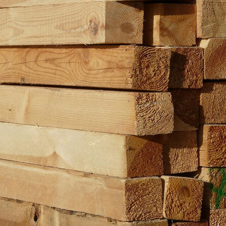 Arbeitsunfall in Wörleschwang: Brett knallt Arbeiter an Kopf und verursacht Platzwunde