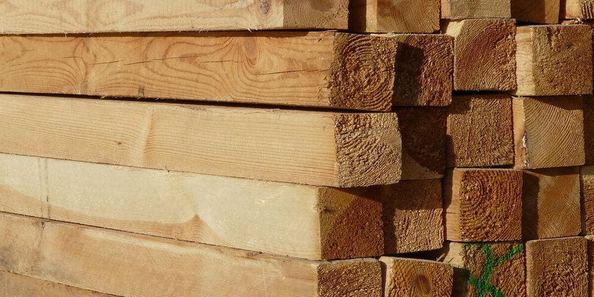 Arbeitsunfall in Wörleschwang: Brett knallt Arbeiter an Kopf und verursacht Platzwunde