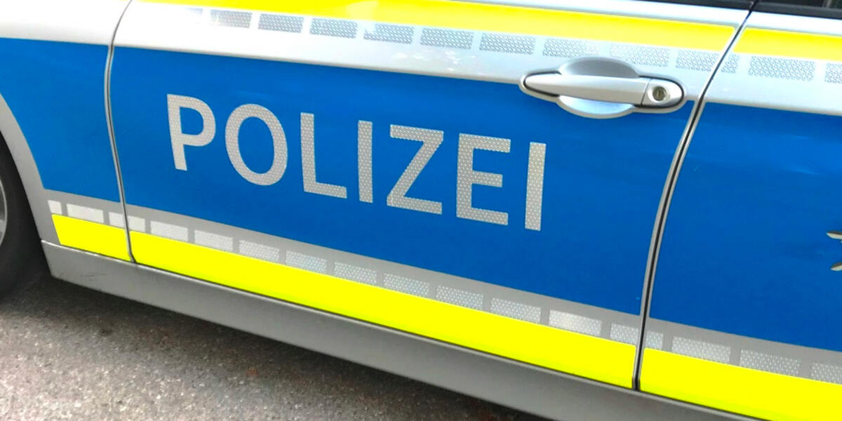 Frau nimmt Handgranate mit nach Hause