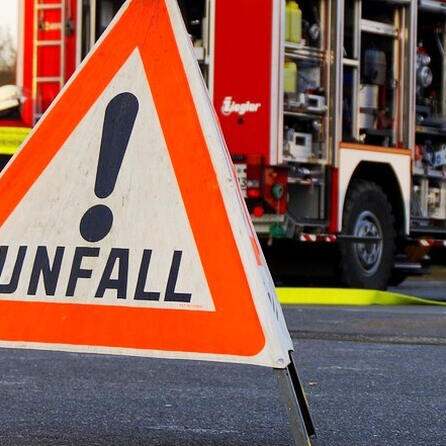 Augsburg: Autofahrerin landet in Haltestellenhäuschen