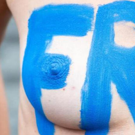 Demo: Augsburgerinnnen zeigen in der City ihre nackten Brüste