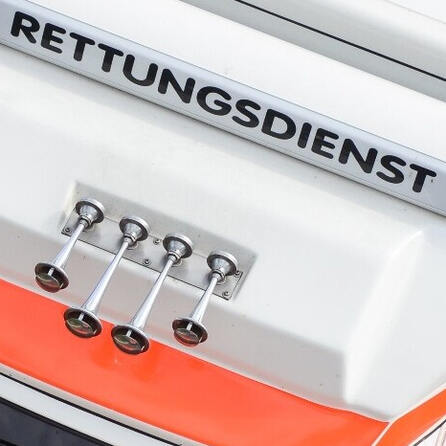 Horror-Szene in Donauwörth: Frau wird von Hänger erfasst und in Hecke geschleudert 