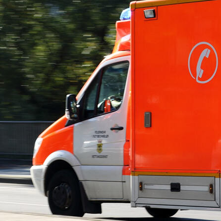 Neusäß: Mann von Auto eingeklemmt