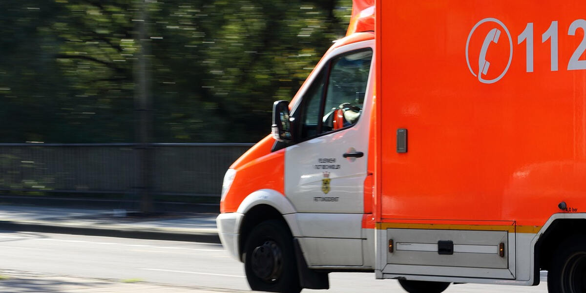 Neusäß: Mann von Auto eingeklemmt