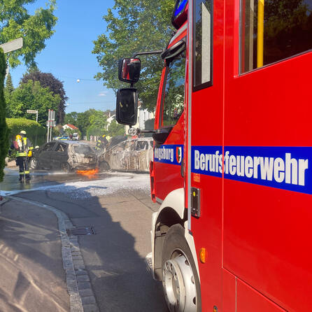 Verheerender Brand zweier Autos nach Unfall in Augsburg Hochzoll