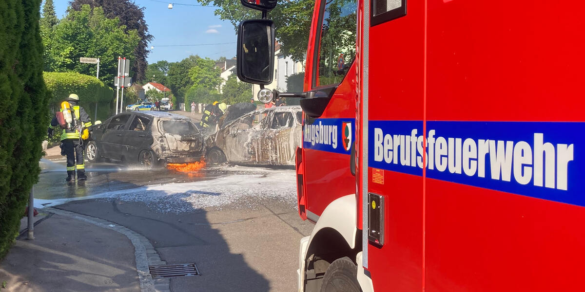 Verheerender Brand zweier Autos nach Unfall in Augsburg Hochzoll