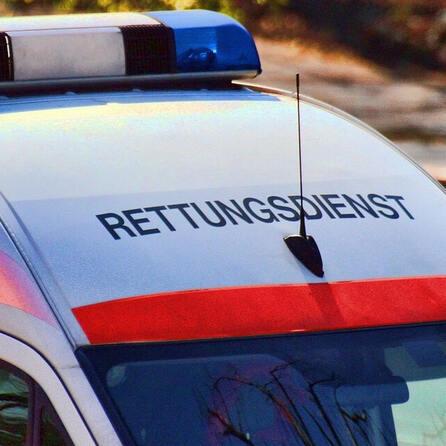 10 Meter in die Tiefe - Zwei Dachdecker fallen in Friedberg durchs Dach und verletzen sich schwer