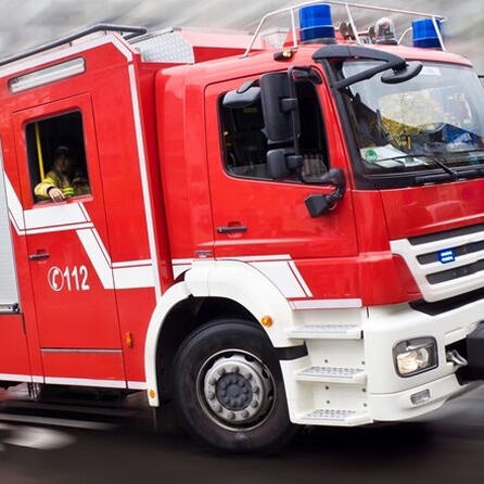 Schwarzer Qualm über Augsburg City wegen Kleinbusbrand