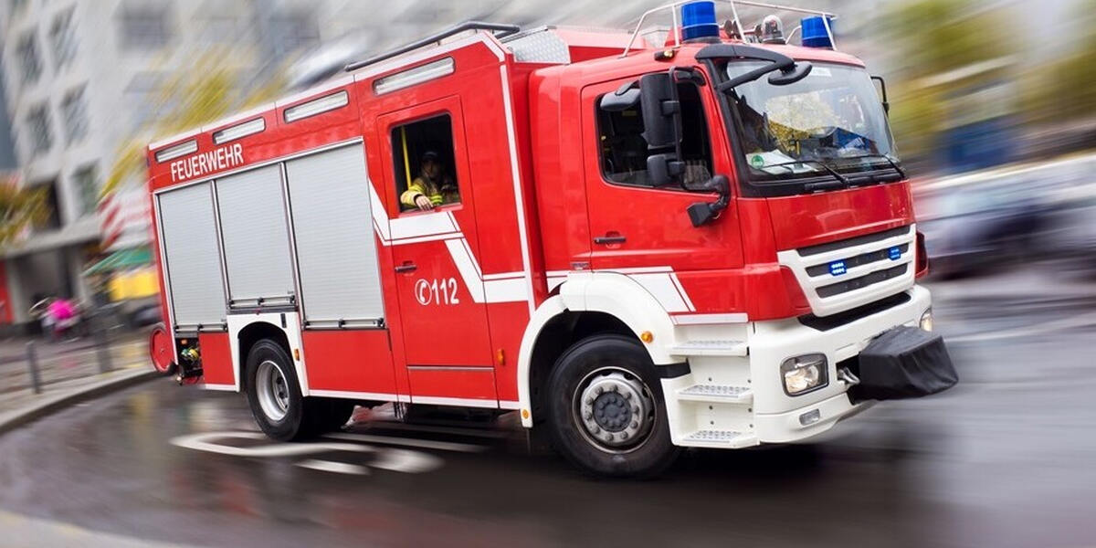 Schwarzer Qualm über Augsburg City wegen Kleinbusbrand