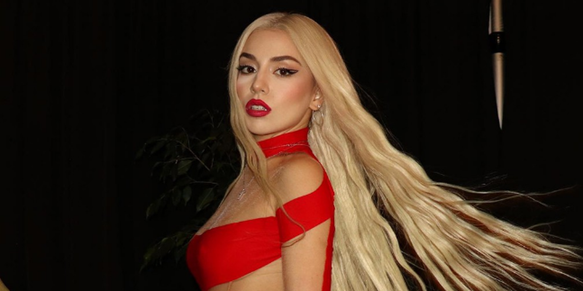 Ava Max: von Fan auf der Bühne geschlagen