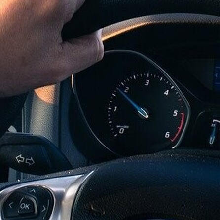 Illegales Autorennen durch Augsburg fordert Konsequenzen für zwei junge Männer: Zwei Führerscheine und ein Auto beschlagnahmt