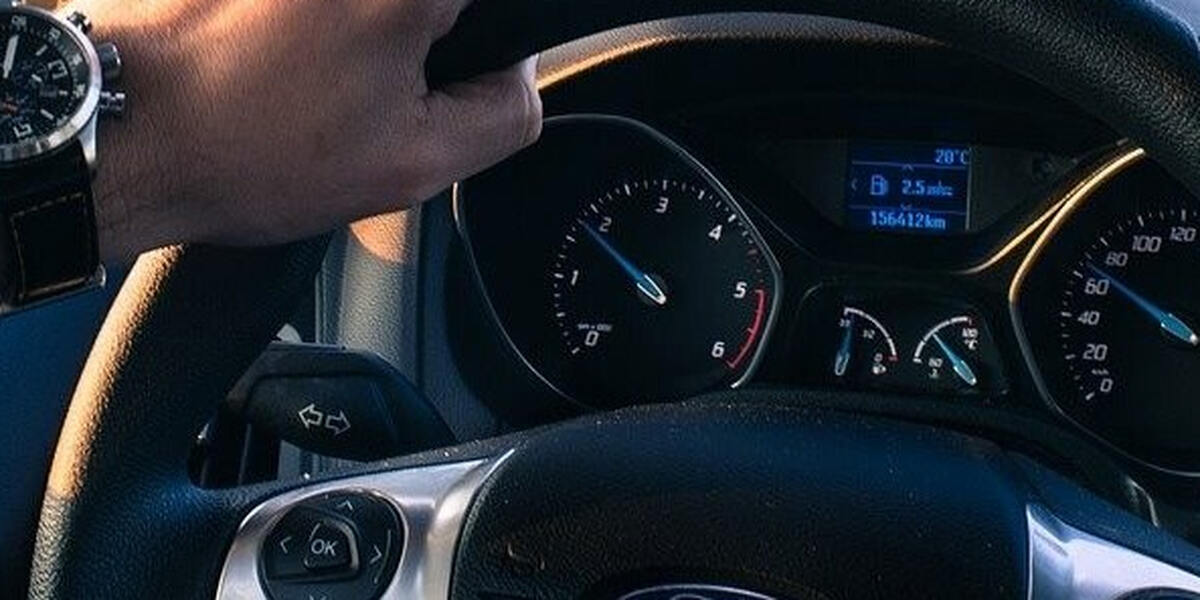 Illegales Autorennen durch Augsburg fordert Konsequenzen für zwei junge Männer: Zwei Führerscheine und ein Auto beschlagnahmt