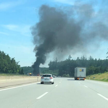 A8: Ersthelfer retten Wohnmobilinsassen vor dem Flammentod