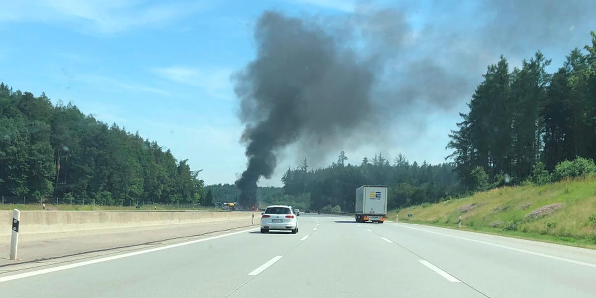 A8: Ersthelfer retten Wohnmobilinsassen vor dem Flammentod