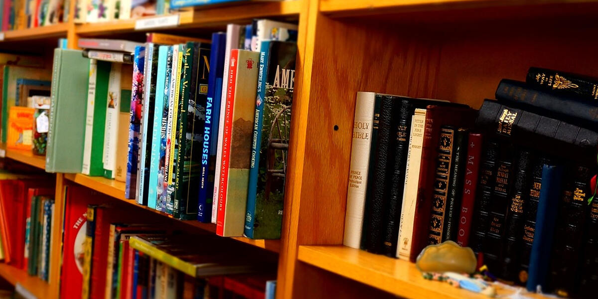 Schutz vor Rassismus: Augsburger Stadtbücherei kennzeichnet Kinderbücher mit Aufkleber