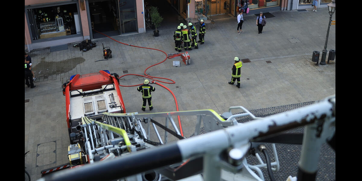 Feuer in der Fußgängerzone Augsburg: Eine Mehrfachsteckdose war's