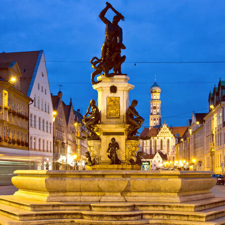 Wird der Herkulesbrunnen in Augsburg bald umzäunt?