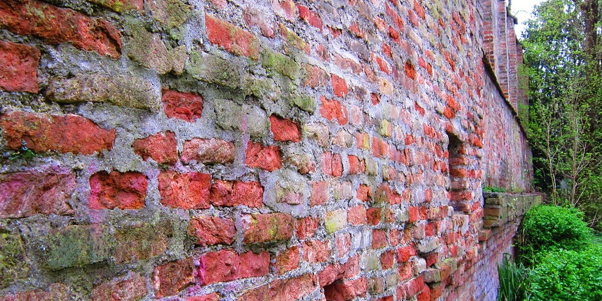 19-Jähriger fällt von 8 Meter hohen Augsburger Stadtmauer