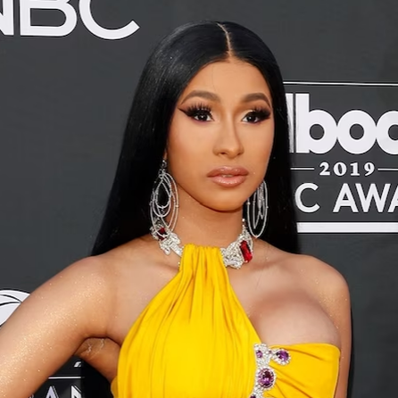 Cardi B: Fan nach Wasser-Attacke mit Mikrofon beworfen
