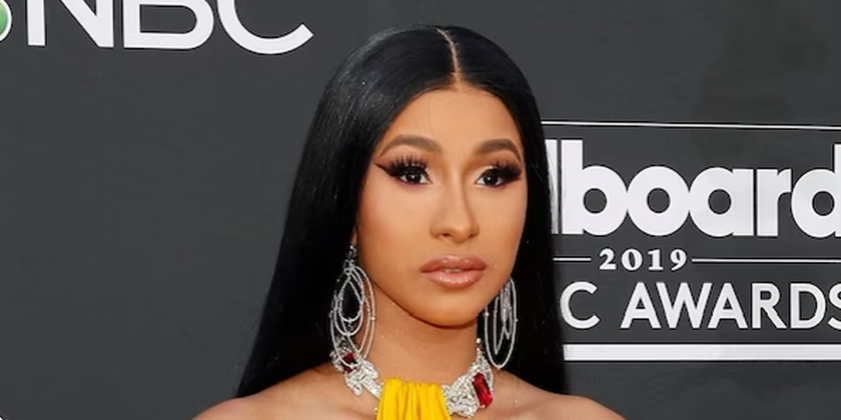 Cardi B: Fan nach Wasser-Attacke mit Mikrofon beworfen