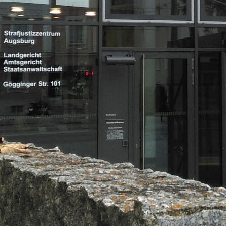 Augsburger Messerstichurteil: Opferfamilie will höhere Strafe