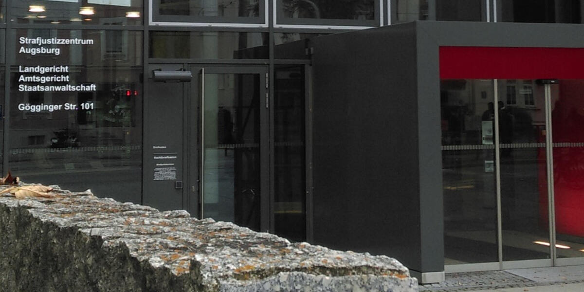 Augsburger Messerstichurteil: Opferfamilie will höhere Strafe