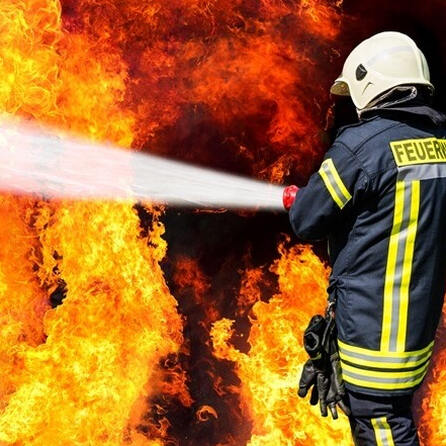Durach: Millionenschaden und zwei Verletzte durch Lagerhallenbrand