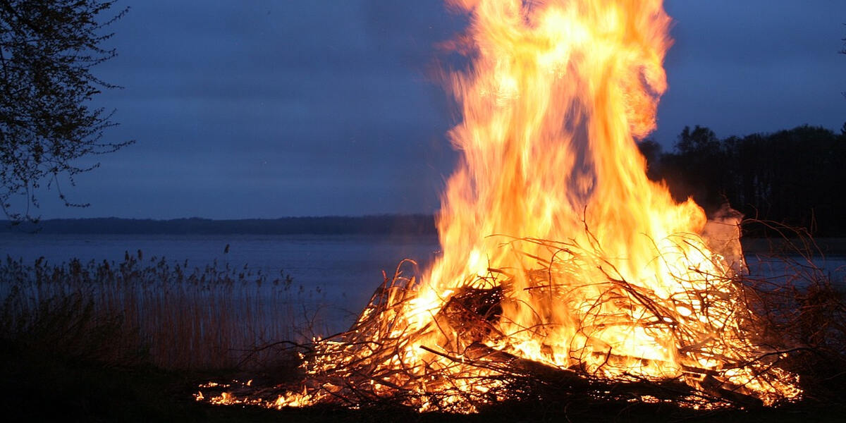 Augsburg: Lagerfeuer im Wald - Männer uneinsichtig