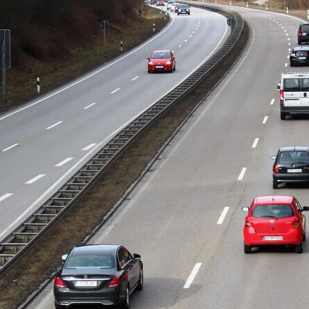 26-facher Mordversuch: Staatsanwaltschaft Augsburg erhebt Anklage im Fall der Steinwürfe auf der B2
