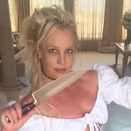 Britney Spears: Knives Out