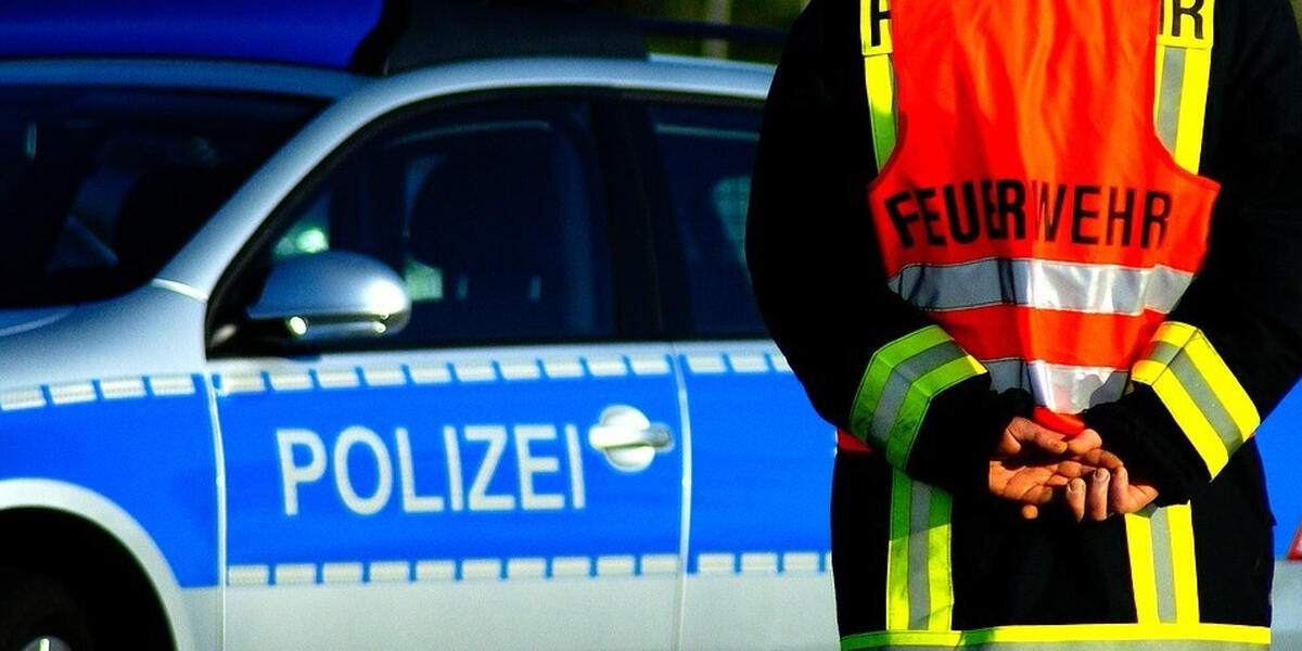 Bombendrohung in Augsburg: Polizei durchsucht Schule