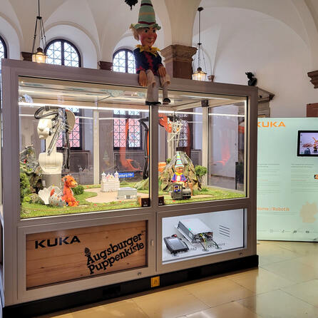 Roboter von KUKA ziehen als Puppenspieler ins Rathaus Augsburg