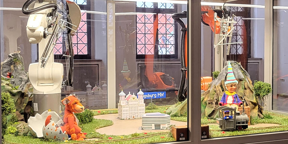 Roboter von KUKA ziehen als Puppenspieler ins Rathaus Augsburg